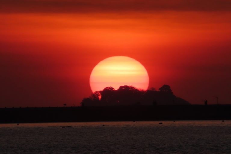 【マカッサルの夕陽】 海辺のテラスで夕陽を眺めながらのビールは最高！【ガプラホテル】