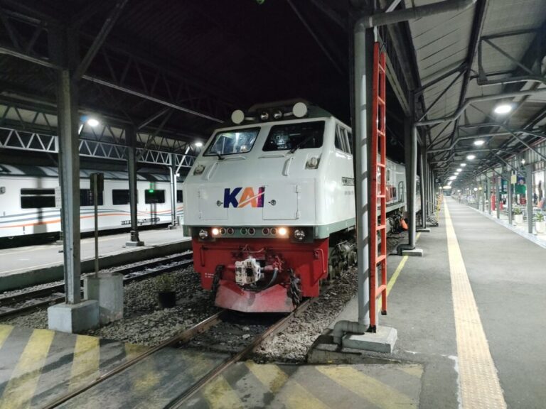 【インドネシア渡航】鉄道の旅！スマラン駅にて