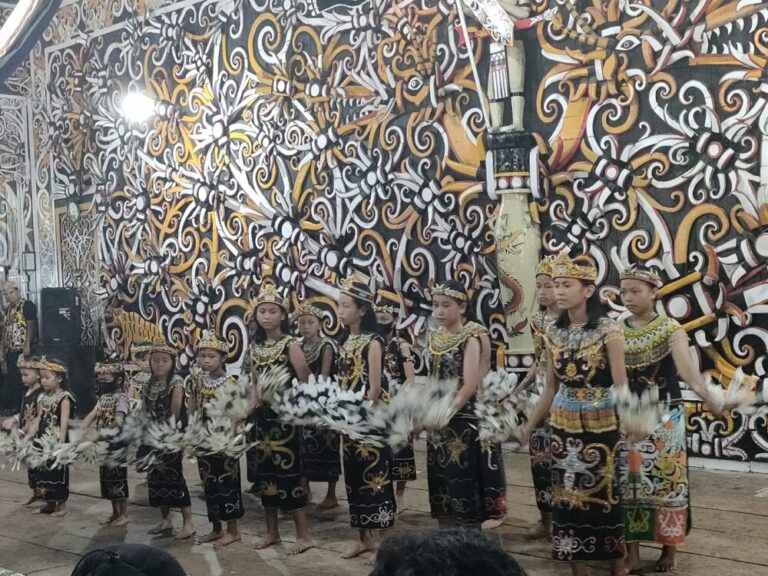 【インドネシア渡航】サマリンダ！パンパン村のダヤク族の踊り！