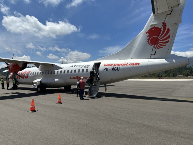 トラジャ空港からウイングスエアでマカッサルへの帰還