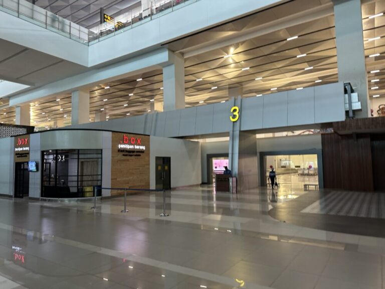 ジャカルタ・スカルノハッタ空港で10時間！遅延フライトでインドネシアを味わう