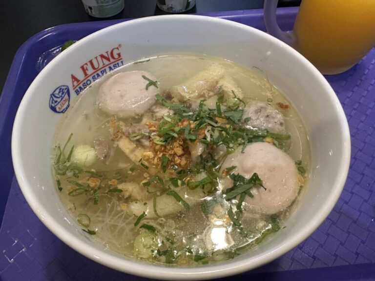 スカルノハッタ空港で味わうインドネシア料理「バクソ」を食べる