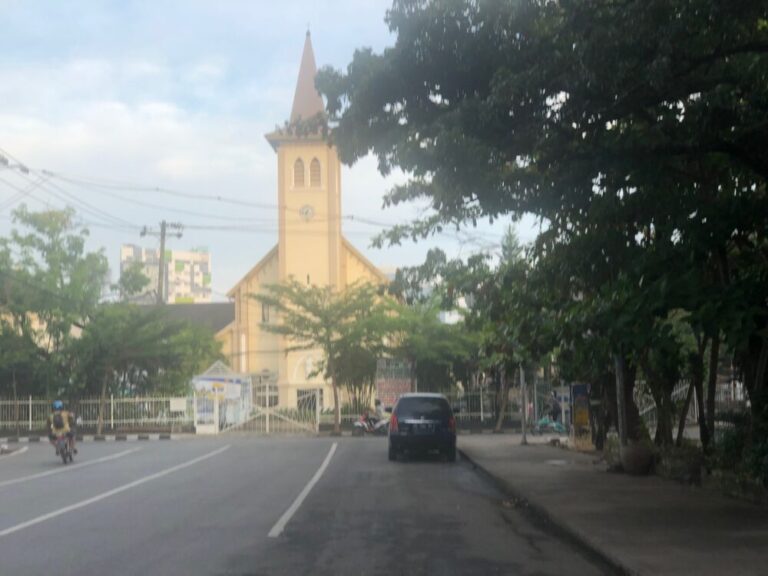 インドネシアでの聖金曜日！多様性と共生の証