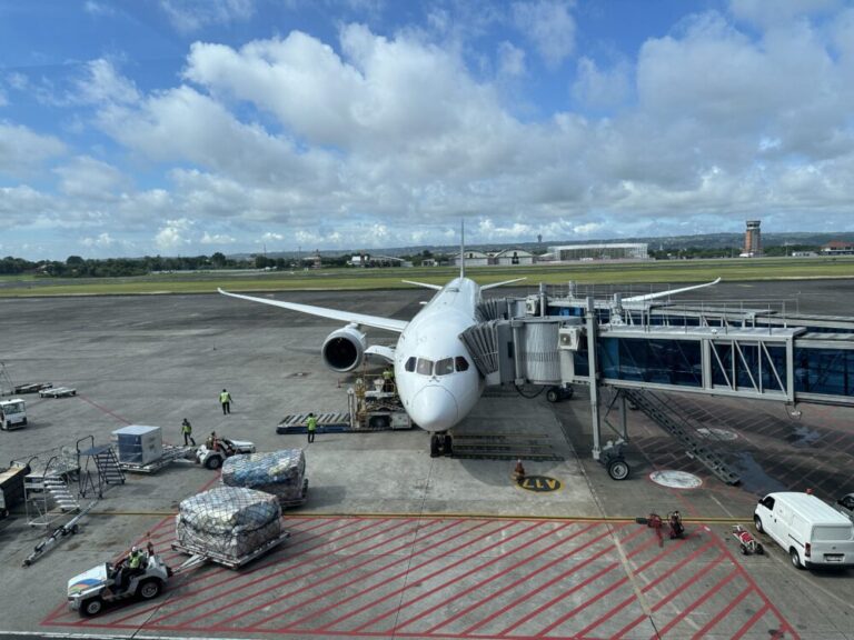 デンパサール空港での幕開け！国内線から国際線への乗り継ぎ