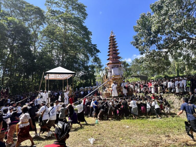 バリ島キンタマーニ高原でのピトラ・ヤドニャのンガベンの盛大な祭典