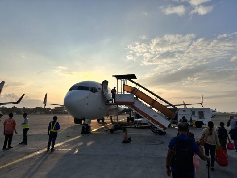 早朝のデンパサール空港滞在