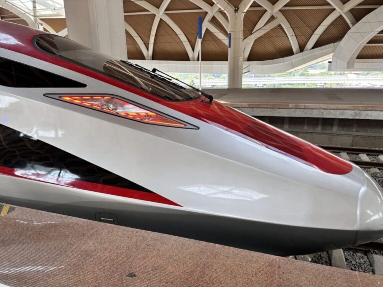 ジャカルタ・バンドン高速鉄道「WHOOSH」ファーストクラスで体験する豪華な旅！