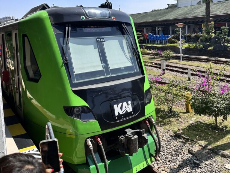 高速鉄道に接続するフィーダー列車でバンドンへ
