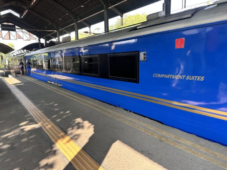 豪華な列車の旅のスタート！プラバヤ・バスターミナルからスラバヤ・グベン駅へ