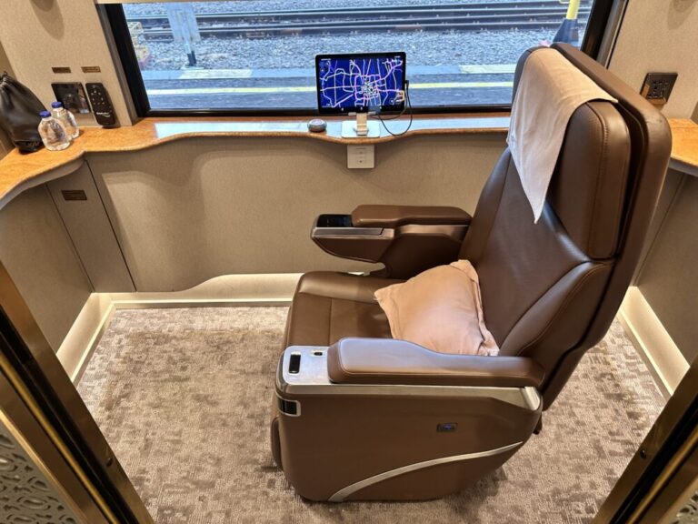 豪華ファーストクラス列車の旅！ARGO SEMERU号のコンパートメント車両でゆったり！座席と食事の紹介