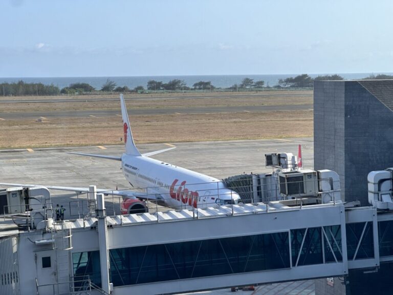 ライオンエアJT644便での驚きのフライト体験！遅延とひび割れた窓ガラスの旅