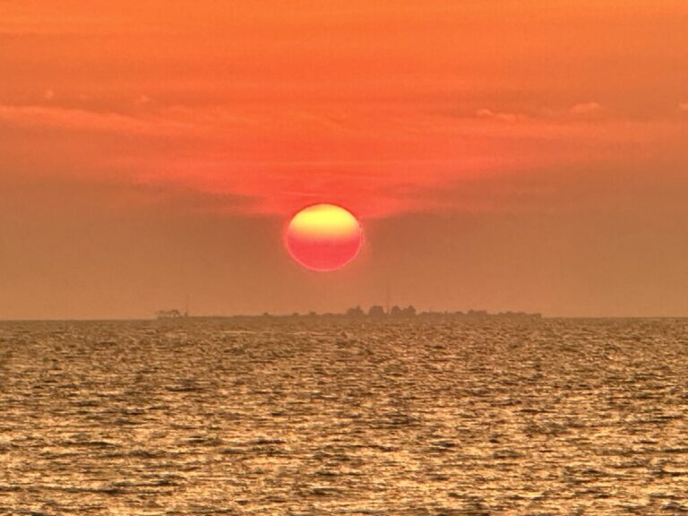 幻想的な空と海が織りなす特別なひととき！マカッサルの夕陽スポットCPIでリラックスタイム