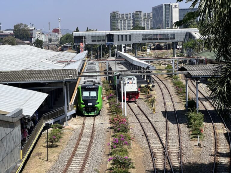 バンドンへの最終乗り継ぎ！フィーダー列車でパダラランからバンドン駅へ