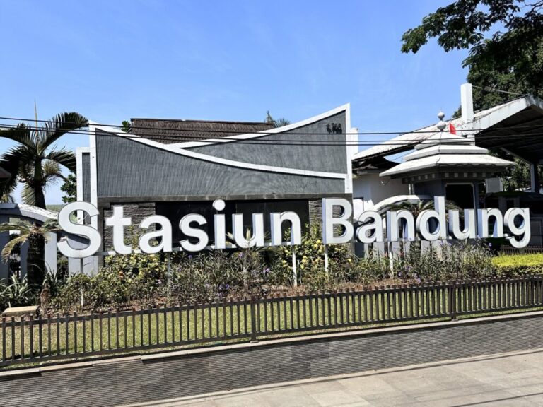 バンドン駅での旅の締めくくり！歴史ある駅と便利なフィーダー列車の乗り方