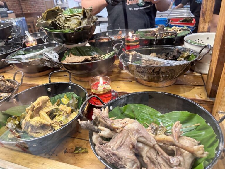 バンドンに到着！Rumah Makan Boemi Mitohaで待望のスンダ料理を堪能
