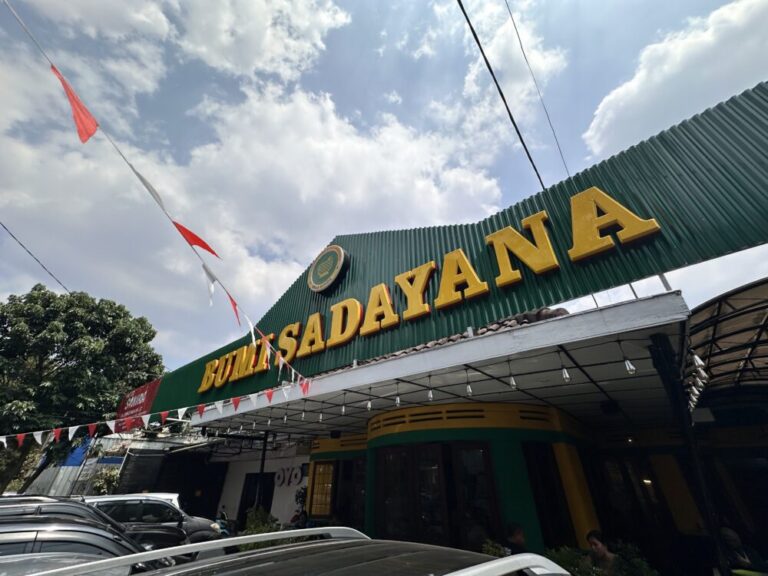 バンドンで見つけたお得な店！Warung Sunda Bumi Sadayanaで楽しむスンダ料理