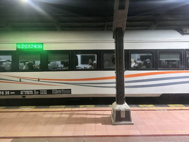 エコノミークラスで快適！マタルマジャ列車でスマランからチルボンへ
