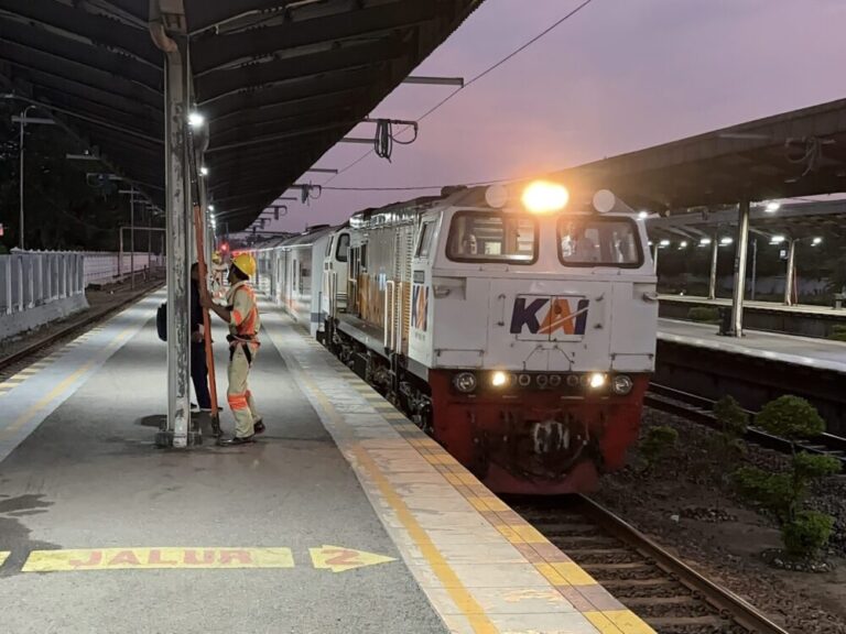 夕暮れのチルボン駅からジャカルタへ移動！エグゼクティブクラスの列車旅