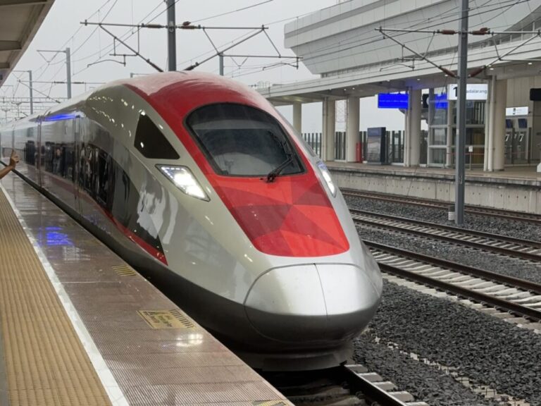 バンドンからジャカルタへの帰路！高速鉄道の快適なプレミアムエコノミー体験
