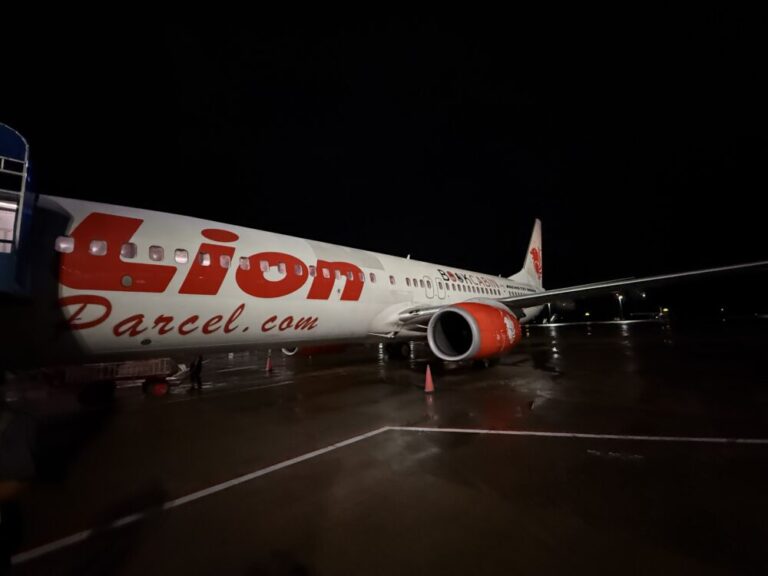 ライオンエアでの帰還！古い機材で雨季の夜空の中マカッサルへ