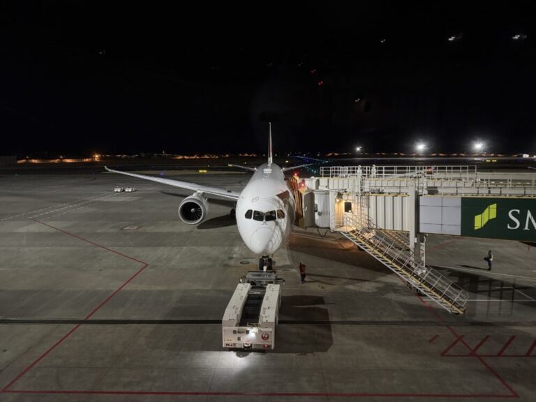 成田空港ラウンジでの至福の時間の後、乗り継ぎ時間が削られるスリリングなジャカルタ行き