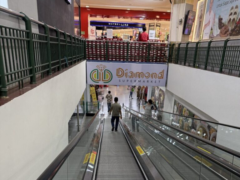マカッサルのスーパーマーケットはどこも似通った品揃えの背景を探る