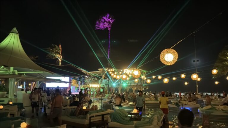 夕暮れから夜のひととき、FINNSビーチクラブでDJとワインを楽しむ！