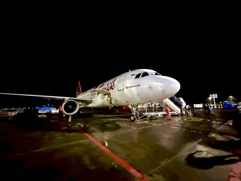 歩いて空港、歩いて機内へ！雨上がりのバリ島を後にしてマカッサルへ帰還
