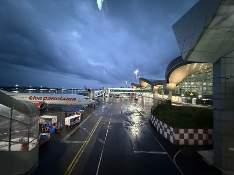雨のマカッサルを飛び立つ夜のフライト エアアジアでクアラルンプールへ！