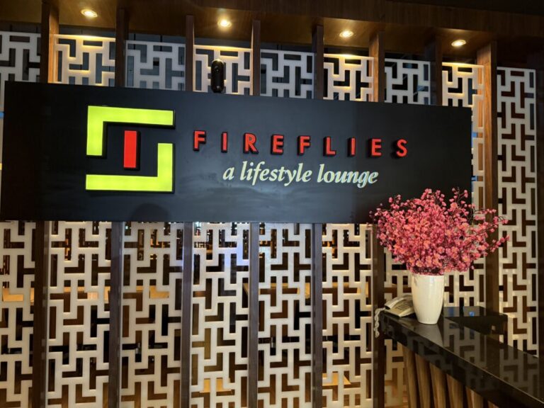 200席超えの広々空間！マカッサルの注目カフェFIREFLIESに行ってみた