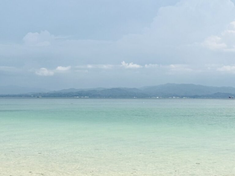 ボコリ島の奥へ─もうひとつの島へ朽ちかけた橋の向こうに広がる、静かな離島の時間