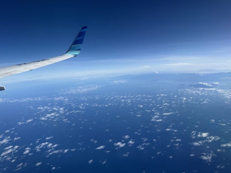 空から眺める絶景！ガルーダ・インドネシアGA605便でボネ湾を越えマカッサルへ