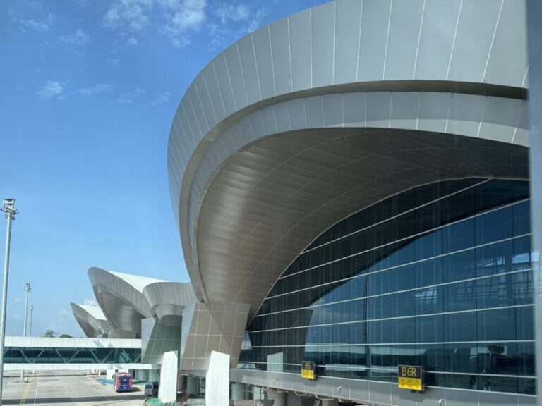 マカッサル空港新到着ターミナル体験レポート！地元民が語る“変わった空港”と10分歩く新時代