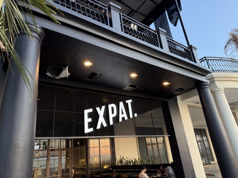 マカッサルの海に浮かぶピニシ船を望むカフェで、最高の夕方！Expat. Roasters