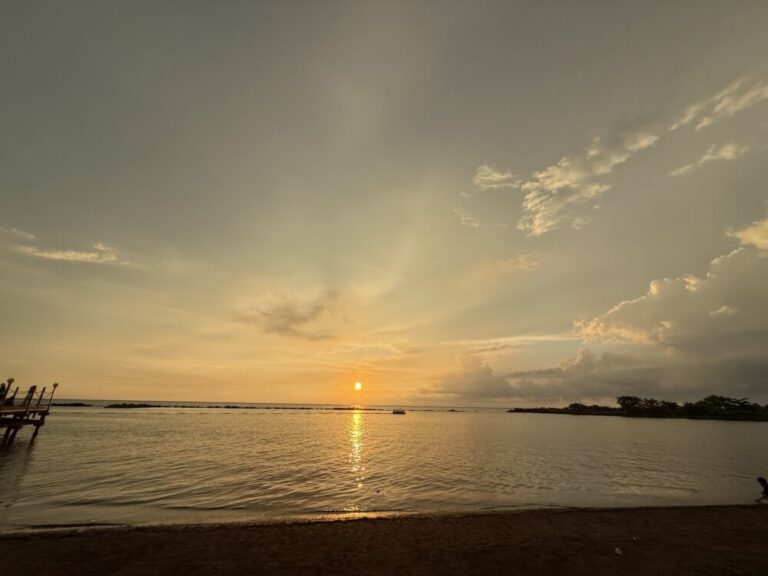 【静けさの中で夕陽を独り占め】マカッサル・アカレナビーチで過ごす贅沢なひととき