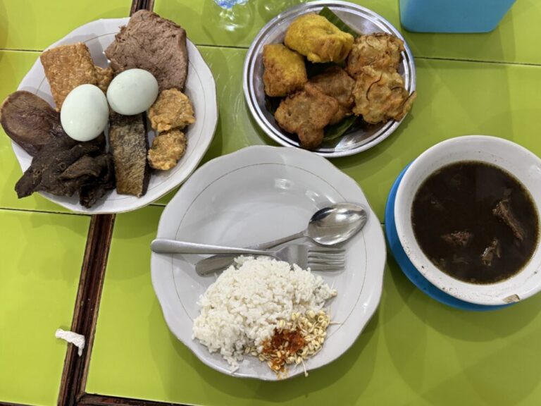 スラバヤ名物・黒いスープのラウォン！名店「ラウォン・セタン」で味わう