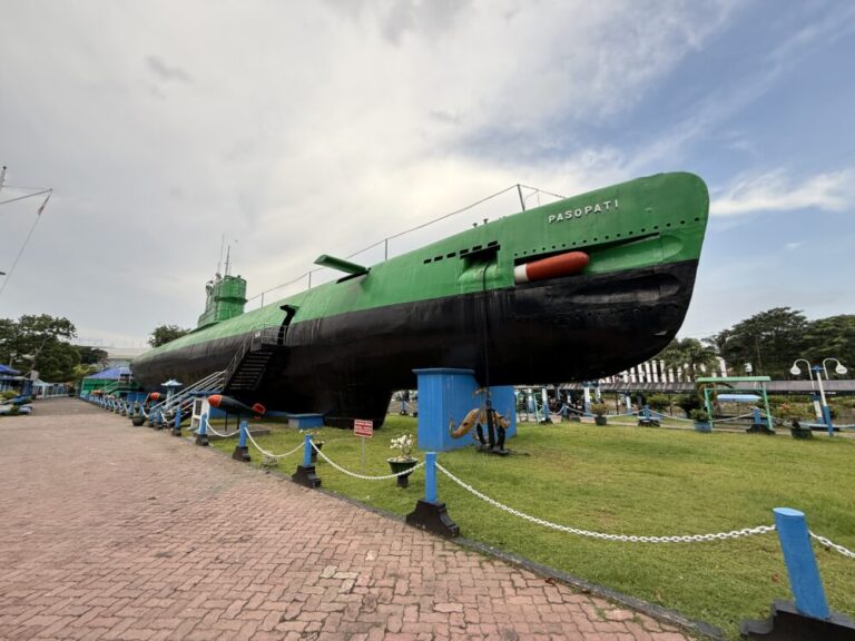 【本物の潜水艦に乗り込める!?】スラバヤでメカと歴史にどっぷり浸かる