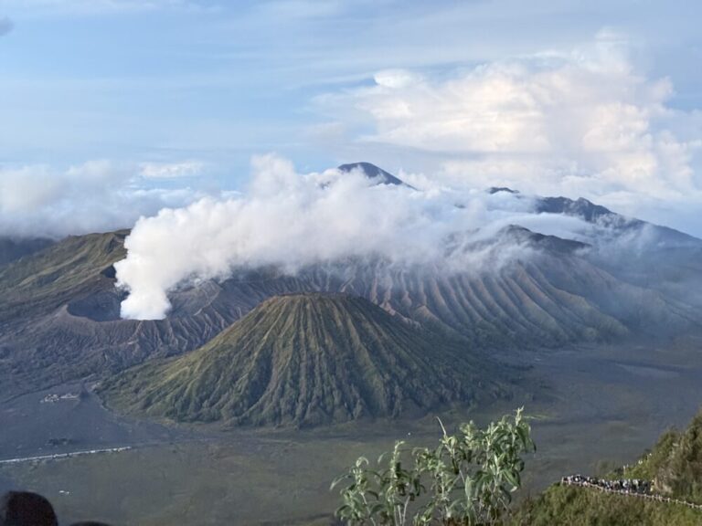 【天空の絶景を求めて】ブロモ山で迎える神秘の夜明け！ジープで辿るサンライズツアー体験記