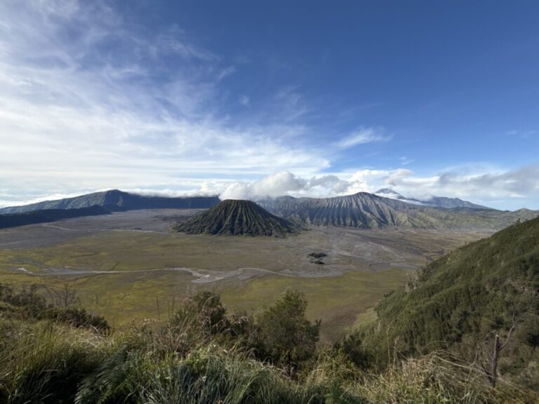 朝焼けに照らす荒野と轟く火口──ブロモ山サンライズ後の絶景トレッキング