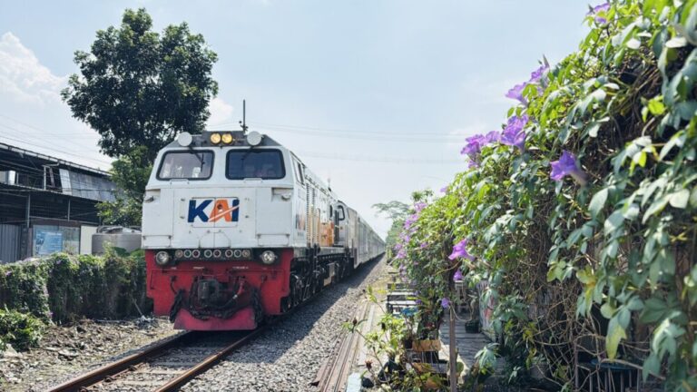 【Bakso PresidentとSelak Café】マランで楽しむ線路ぎわでの朝ごはんと鉄道のある風景