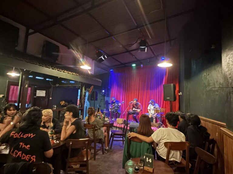 マランの夜を締めくくる最高の一軒！ディナーのあとにBahari Irish Pubへ