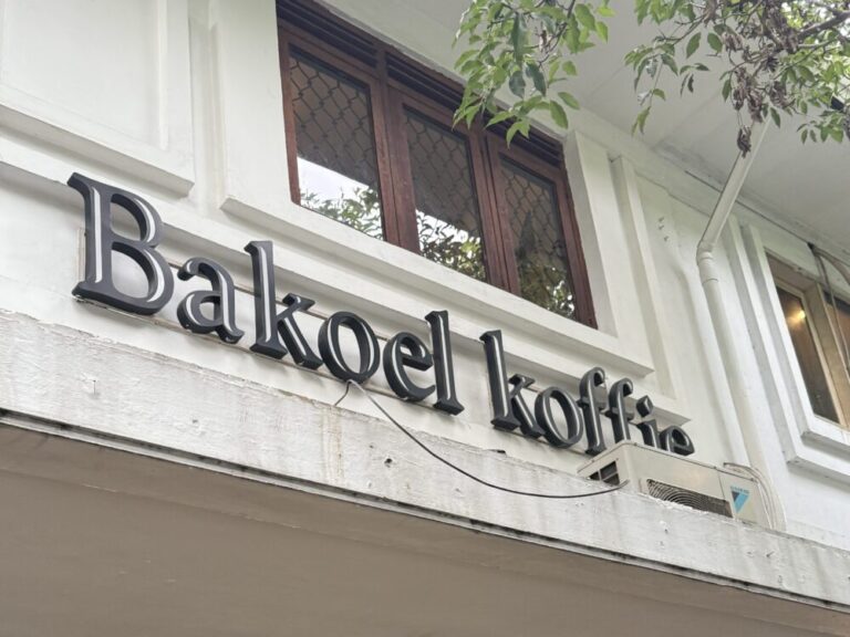 ジャカルタ最古のコーヒー店『Bakoel Koffie』で、140年の香りに包まれる時間