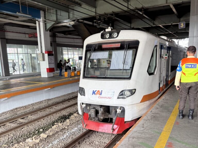 北ジャカルタの雑踏を抜けて！Duri駅から空港鉄道でスカルノハッタへ