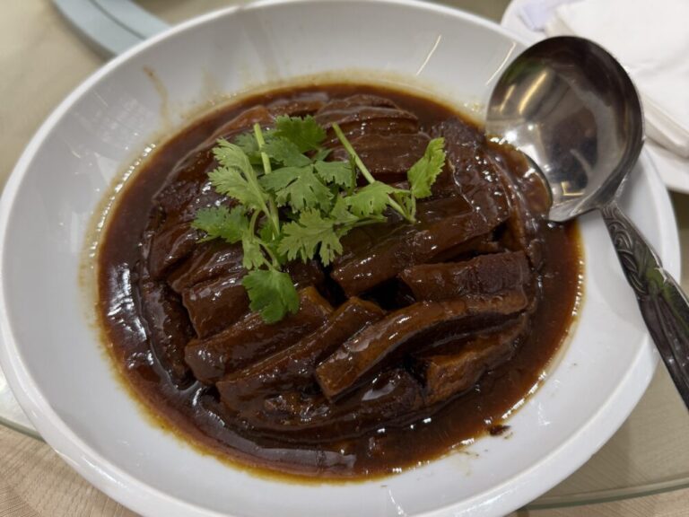 マカッサルで“豚三昧”の夜──HONG KONGレストランで味わう贅沢中華ディナー