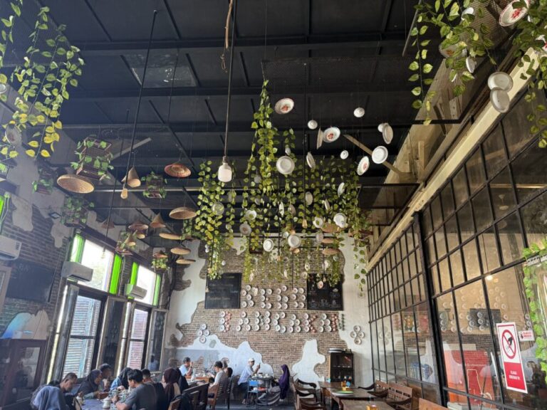 スマラン旧市街の名物食堂で味わうレトロなジャワ料理を堪能！