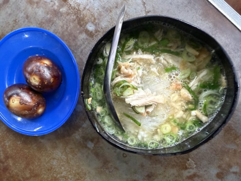 ココナッツの器で楽しむ！お茶漬け風スープ「ソト・バトック」を味わう