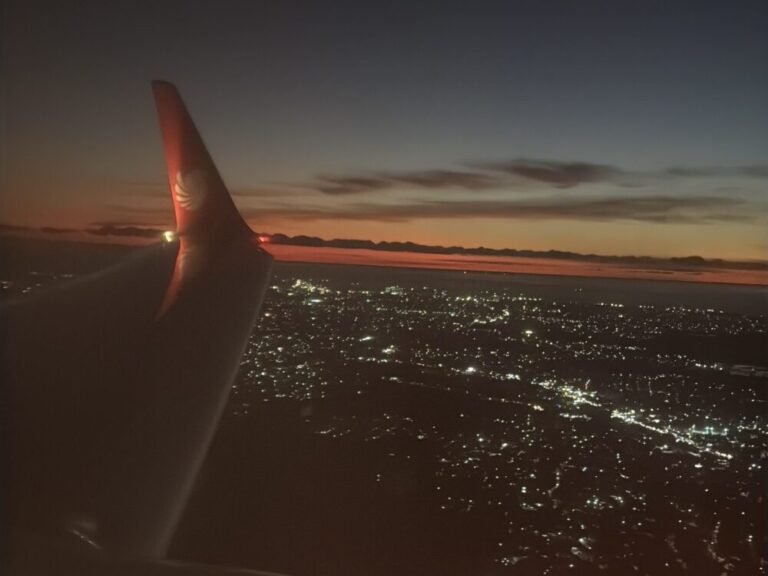 【空の旅もまた思い出】スマランからマカッサルへ──夕陽とともに移動する最高のフライト