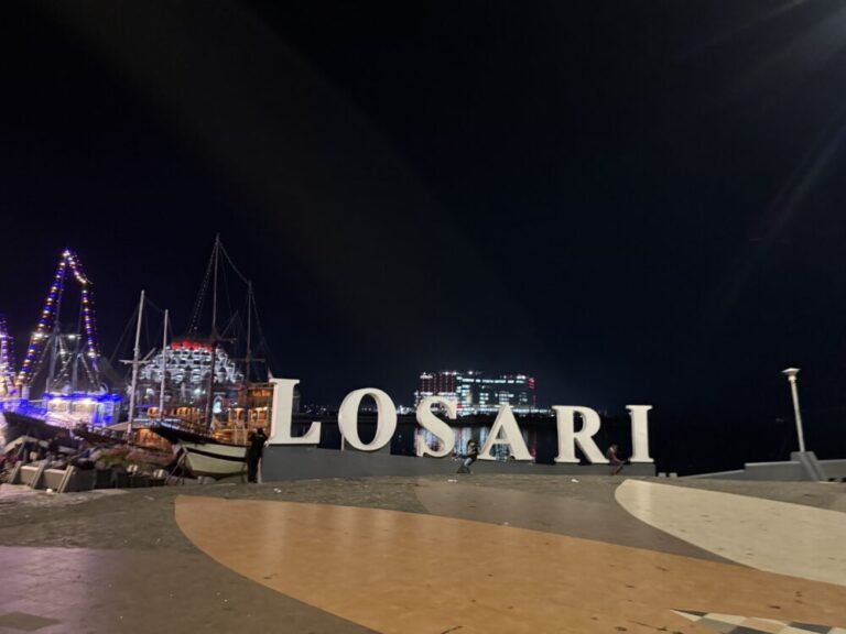 マカッサル夜の新名所！ピニシ船カフェ「HAKATA号」で味わう贅沢な一杯