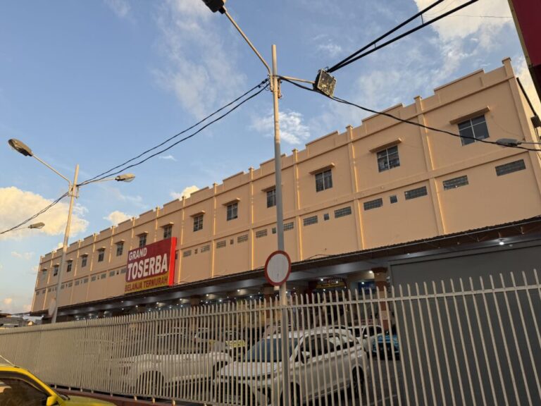 【マカッサルの激安ディスカウント天国】地元民が殺到！Grand Toserbaでお宝探ししてみた