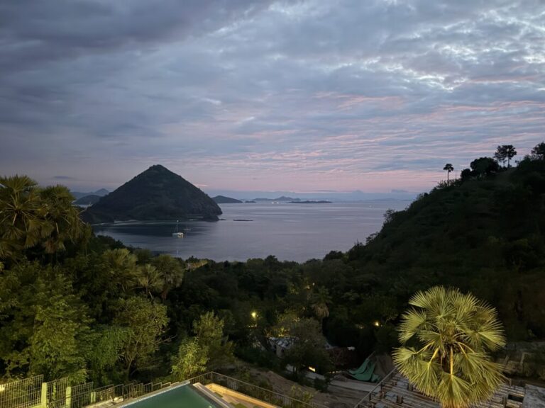 絶景の夕焼けと海を望む！ラブアンバジョ「フラミンゴバジョ」宿泊